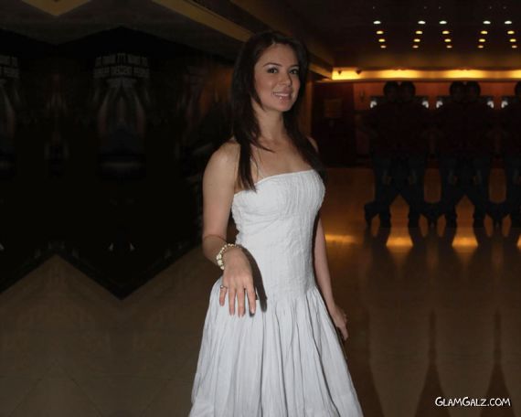 Click to Enlarge - Bollywood Beauty Urvashi Sharma Wallpapers