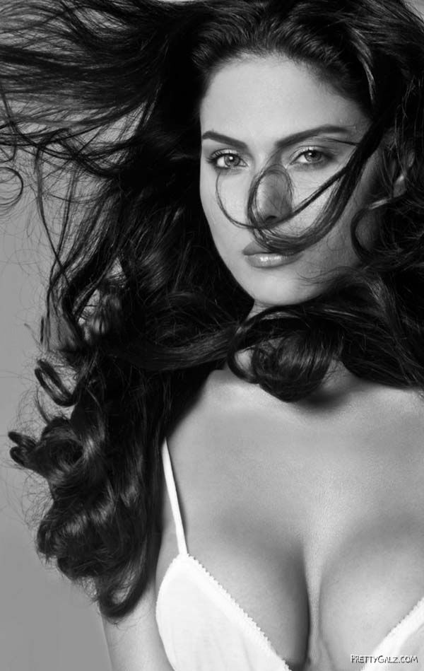 Actress Veena Malik Exclusive Photo Gallery